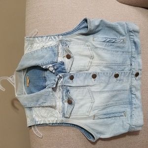 Sleeveless cropped button up denim jacket